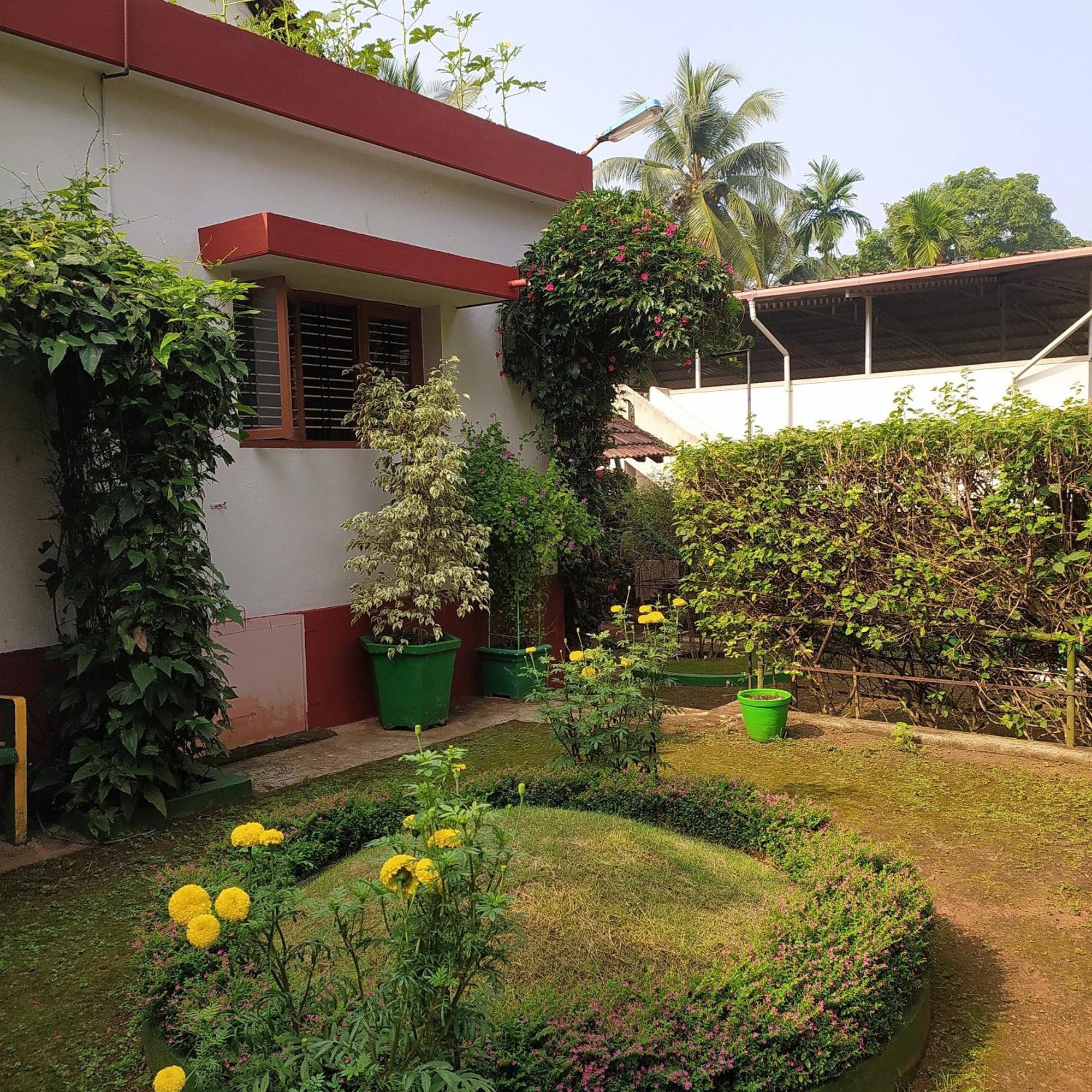 Runnin Airport - Homestay Gurpur Exterior photo